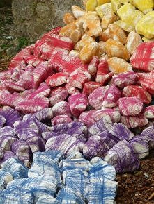 Kamienie owinięte włóczką