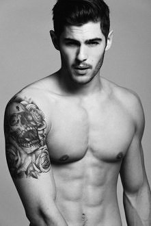 Przystojniak z tatuażem