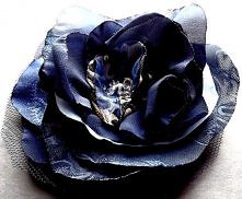 Czternasta z kolekcji broszka granatowo - niebieska jest wyjątkowa. Wykonana została z tiulu, żorżety, satyny, organzy,materiału żakardowego i innych. 
Ozdobę broszki stanowi pi...