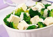 Sałatka brokułowa z fetą

Składniki:
- dwa mniejsze lub jeden duży kwiatek brokuła
- ok. 10-15 dag sera feta
- mały, gęsty jogurt naturalny
- ząbek lub dwa czosnku
- sól, pieprz...