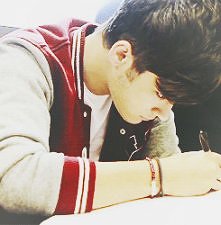 Słodki gif z słodkim Zayn'em<333
