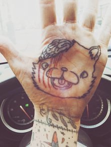 tatuaz na dloni Oliego. Dro...