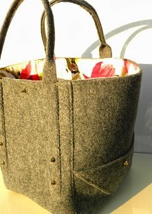 Jak uszyć torebkę z filcu- szary kuferek ze złotymi stożkami.