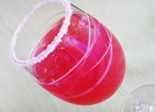 200ml wódki(żurawinowa najlepsza) 200ml wody gazowanej 200ml soku grejpfrutowego (różowego) 400ml soku żurawinowego  sok z 1 limonki kilka kostek lodu Do shakera wlewamy sok żur...