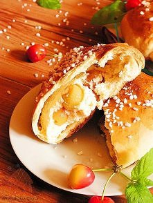 drożdżówki z ricotta i czereśniami