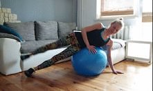 "BOCZKI" KILLER (palce stóp skierowane do przodu, pięta "ciągnie" do sufitu), dla zaawansowanych  - bez podpierania się o podłogę.