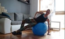 Wewnętrzna strona uda, również pięta "ciągnie" do sufitu.