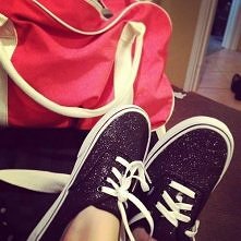 wiem jestem mega leniuszkiem, ale nie widziałyście gdzieś dziewczyny takich butków ? :) bo na allegro nvm jak ''wpisać'' xd żeby je znaleźć :)