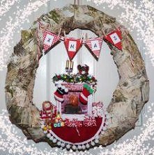 Wianek zimowy z kominkiem na planie głównym.