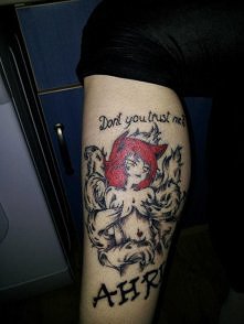 Mój tatuaż na lewej łydce, przestawia postać z gry League of Legends - Ahri, czyli kobietę-lisicę o dziewięciu ogonach :)