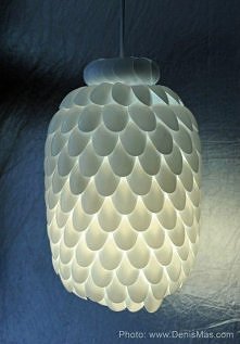 Lampa z plastikowej butelki i łyzek . Można by nawet ja odwrócic i zrobic ja na stojaku jako lapke nocna :)