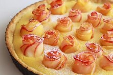 Tarta migdałowa z winnym kremem i jabłkowymi różami.