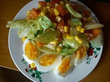 śniadanko jajko na twardo + sałatka z sałaty lodowej, pomidora, kukurydzy