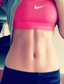 Mam pytano: znacie może jakieś ćwiczenia na brzuch, bez użycia nóg? Mam nogę w szynie, ae chcę zrzucić moją oponę od traktora i mieć takie ciałko jak pani tutaj przedstawiona *,*