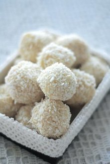 hmmm... domowe rafaello;)

Składniki:
300g białej czekolady
200g wiórek kokos...