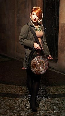 Projekt to zlepek pomysłów, które od jakiegoś już czasu kotłowały się w mojej głowie.
Głównymi materiałami użytymi w nim są filc impregnowany i .... gazety :)
Średnica 30cm
Torb...