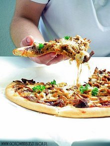 pizza z mięsem i sosem barbecue