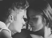 „Prosto w siebie zapatrzeni
nie możemy złapać tchu.
W oczach mamy swe odbicie,
w sercach gorycz, żal i ból.”