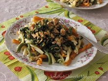 Makaron z łososiem, szpinakiem i orzeszkami ziemnymi