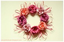 różany wianek z kartonu, do...