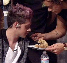 Hazza karmiący Horanka ♥