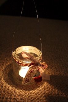 wiszący lampion zrobiony ze słoika po miodzie