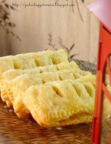 Ciastka francuskie z jabłkami i marcepanem
- 1 op. ciasta francuskiego
- 1 du...