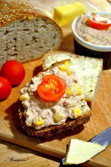 Proste i dobre. Łatwe do urozmaicania na wszelkie sposoby. Treściwa przekąska dla wielbicieli tuńczyka. W ostatnich dniach jestem jeszcze większą wielbicielką szybkich i prostyc...