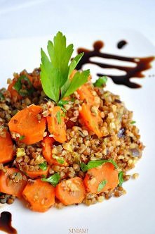 Czas przygotowania: 16 minut


Składniki na 1 osobę:

    torebka kaszy gryczanej
    2 duże marchewki, pokrojone w plasterki
    2 ząbki czosnku, bardzo drobno posiekane
    po...