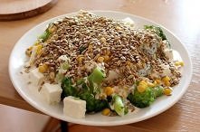 Brokułowa sałatka 

brokuł
słonecznik łuskany
kukurydza
ser feta
1-2 ząbki czosnku
serek bieluch bądź jogurt naturalny
2-3 łyżki majonezu

Brokuła gotujemy w osolonej wodzie, po...