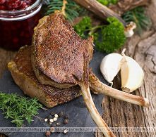 Pieczone kotlety z jagnięciny
Składniki:

2 łopatki jagnięce po 30 dag
2 łyżeczki suszonego oregano
½ szkl. wytrawnego wina białego
¼ szkl. posiekanych czarnych oliwek bez peste...