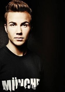 nie wiem gdzie go dodać na jaką tablicę więc dodałam na BvB bo nadal go uważam za borusena :) i nadal go uwielbiam mimo to że przeszedł do innego klubu :D