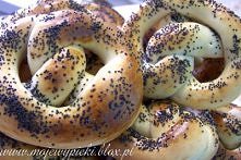 Składniki na 16 precelków:

100 g masła 
300 ml mleka
100 g cukru
15 g drożdży suchych lub 30 g drożdży świeżych
około 700 g mąki pszennej
Uwaga: w składzie ciasta nie ma jajek....