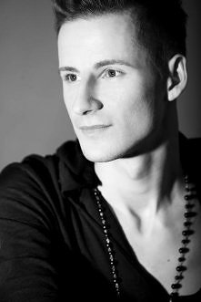 Philiq Filip: Chcę zachwycać odbiorców
Utalentowany muzyk i ilustrator. Pasjonuje go również projektowanie odzieży. Podziwia artystów – instytucje, a w otaczającej nas popkultur...