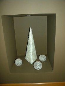 stożek sizalowy na bazie z trzech kartonowych trójkątów połączonych taśmą papierową, owinięty sizalem, bombki z wełny utwardzanej wikolem na nadmuchanym balonie (bombki swą rolę...