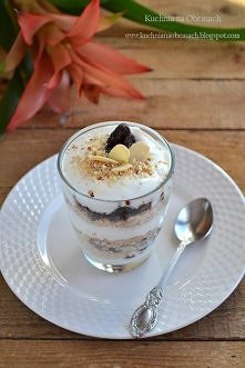 Składniki:

    125 ml jogurtu naturalnego
    5 suszonych śliwek + 1 do dekoracji
    2-3 łyżki otrąb (u mnie żytnie i owsiane)
    2-3 łyżki tartych migdałów
    płatki migdał...