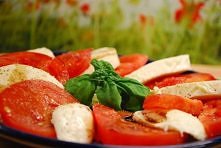 SAŁATKA SER MOZZARELLA Z POMIDORAMI

Składniki:
- 1 opakowanie np. 125 g sera mozzarella 
- pomidory 
- 1-2 łyżki oliwy z oliwek
- przyprawy
Smacznego :D