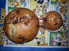 MUFFINKI ZE SNICKERSEM składniki: opakowanie gotowej mieszanki do babeczeknz kawałkami czekolady Gellwe, 3-4 snickersy. Wykonujemy ciasto wg zaleceń na opakowaniu, dodajemy załą...