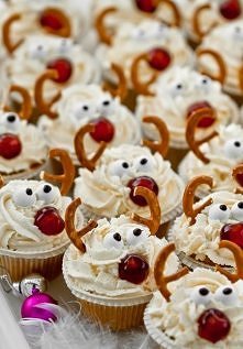 Składniki na 28 babeczek:

3 szklanki mąki pszennej
1 łyżka proszku do pieczenia
szczypta soli
1 łyżka zmielonego cynamonu
230 g masła
1,5 szklanki drobnego cukru do wypieków
4 ...