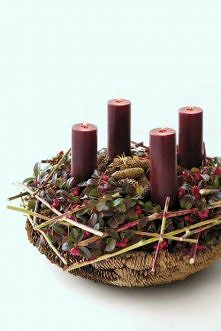 Poukładany stroik ze świecami