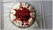 beza 'pavlova' z malinami