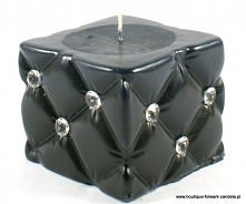 Urocza świeca zapachowa przypominająca pikowaną poduszeczkę zdobioną kryształowymi koralikami, modny dodatek do nowoczesnego wnętrza, świetnie prezentuje się pojedynczo i w towa...