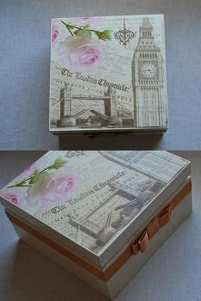 Drewniana szkatułka/herbaciarka zdobiona techniką decoupage, wykończona satynową wstążką