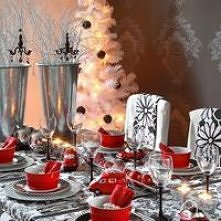 Biała choinka i fantazyjnie nakryty stół to Święta w innym wydaniu