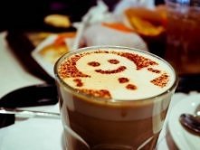 Kawa z motywem ciastka. ; >