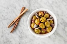 Wigilijny śledzik z dodatkiem hiszpańskich oliwek

Składniki:
•	hiszpańskie zielone oliwki 
•	kawior
•	oliwa z oliwek
•	ocet jabłkowy
•	pieczona czerwona papryka
•	śledziki w oc...