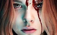 Carrie – amerykański horror z 2013 roku w reżyserii Kimberly Peirce.Opowiada o nieśmiałej i odrzuconej przez towarzystwo dziewczynie licealistce posiadającej zdolności telekinet...