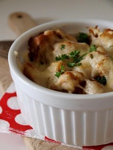 Gyros zapiekany z makaronem w sosie beszamelowym