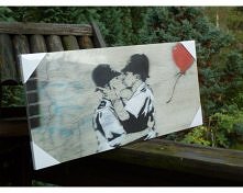 Obrazek na ściane w 3D przedstawiający dzieło angielskiego artysty Banksy'ego, dwóch całujących sie policjantów.