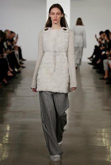 Calvin Klein
Mocno dziwny, choć pozornie zamknięty w maksymalnie prostej formie twór który zadziwiająco kojarzy się z domowymi fatałaszkami, którym projektant i metka są zupełni...